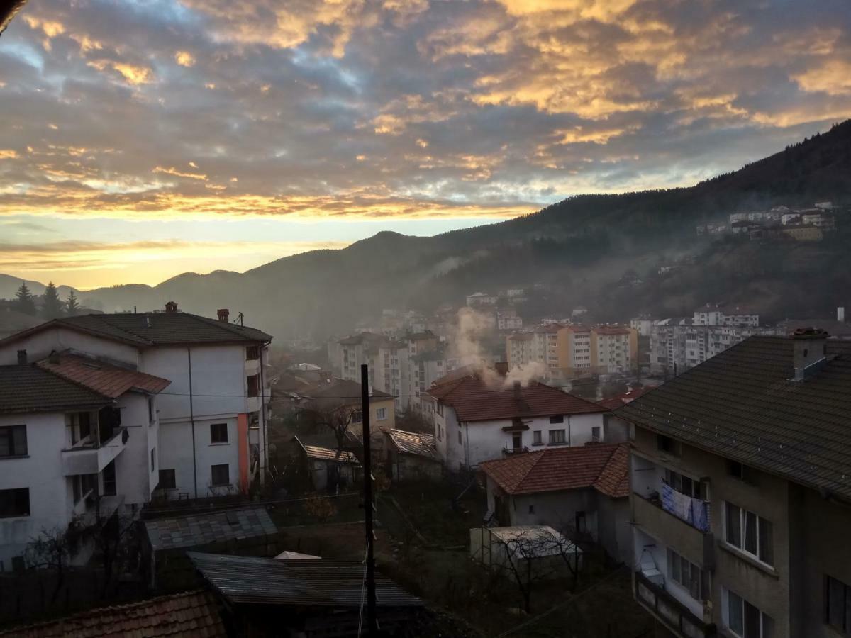 Yellow House Σμόλιαν Εξωτερικό φωτογραφία